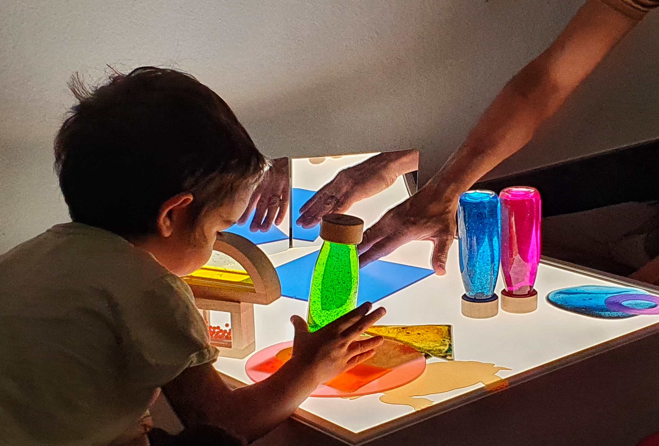 Ágora, pedagogía del asombro: mesas de luz y luz negra